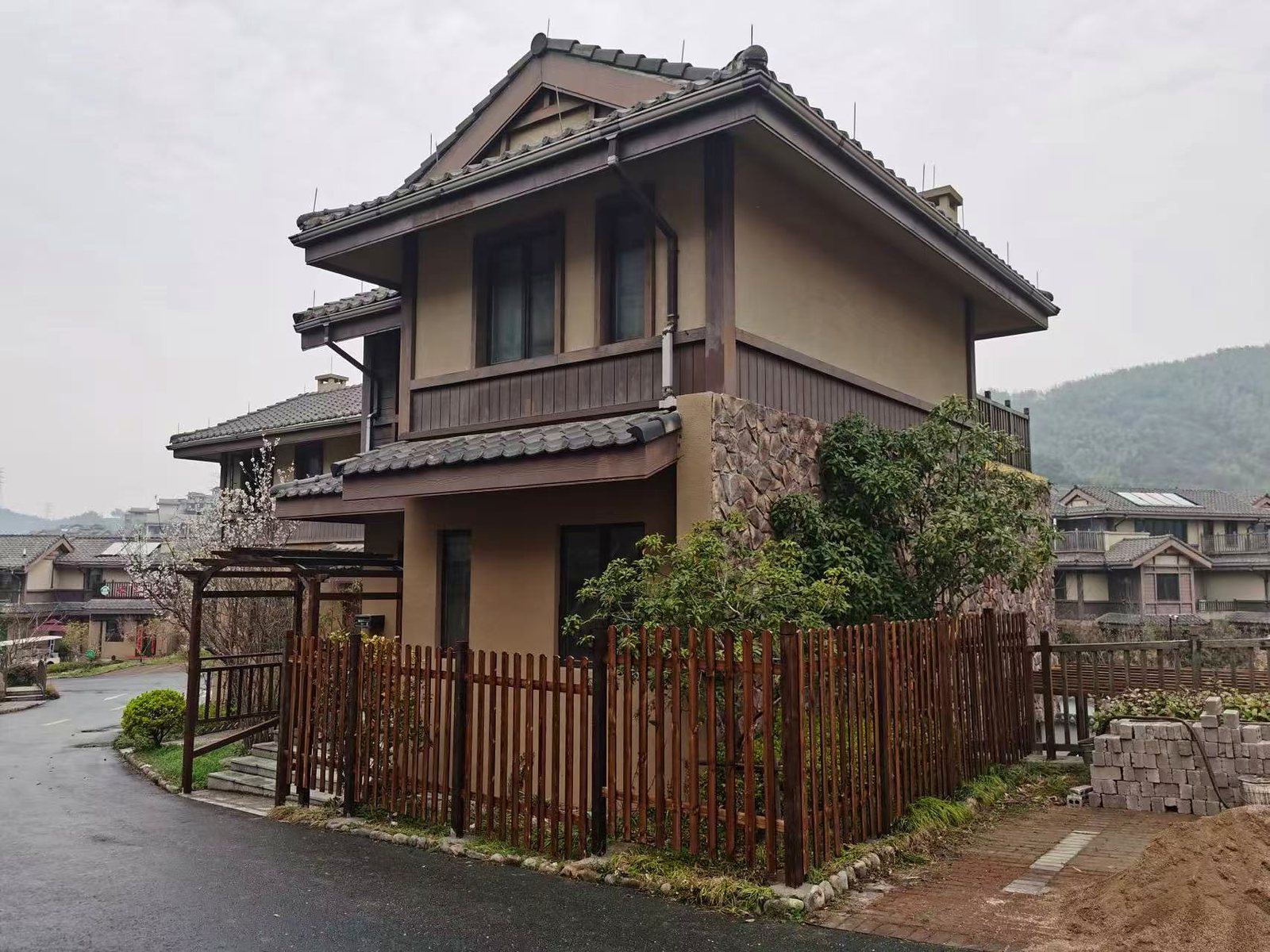 雨后院景